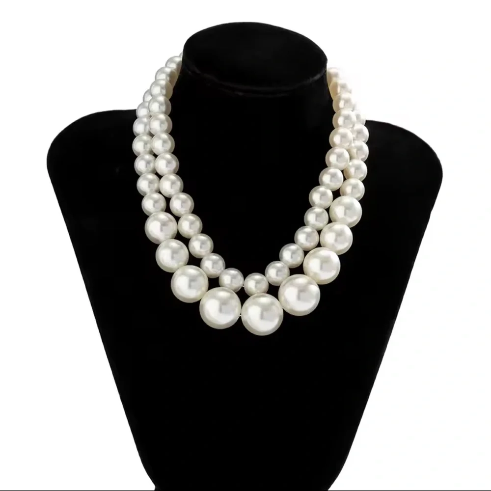 Vintage White Pearl Necklace - Picture 3 of 9